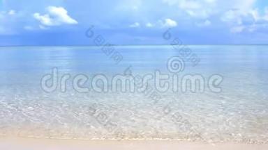 令人惊叹的热带海滩全景。 海浪和多云的天空背景。 白沙和水晶<strong>蓝色</strong>的大海